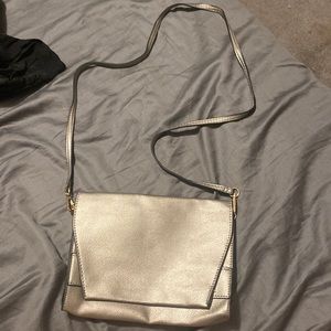 Never used. Summer rose is the brand. It’s a little cross shoulder bag. Silver.